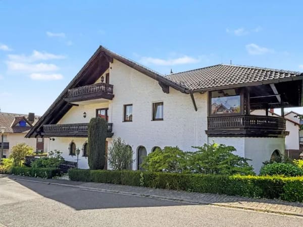 Immobilie in Weibersbrunn - Charmantes Einfamilienhaus mit alpinem Flair und exklusiven Highlights in Weibersbrunn - Bild 0