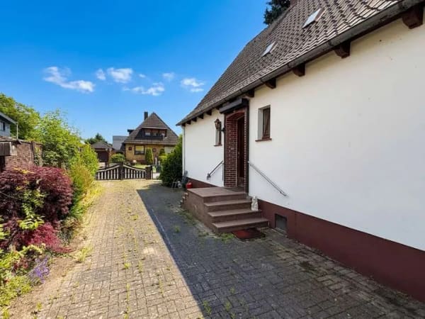 Immobilie in Tostedt - Sanierungsbedürftiges Einfamilienhaus auf schönem Eckgrundstück zum Kauf in Tostedt - Wentzel Dr. - Bild 2