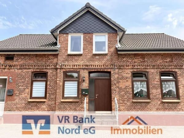 Immobilie in Bredstedt - Attraktive Kapitalanlage: Modernisiertes Wohnhaus mit zwei Wohneinheiten und zwei Garagen - Bild 0