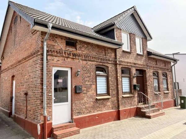 Immobilie in Bredstedt - Attraktive Kapitalanlage: Modernisiertes Wohnhaus mit zwei Wohneinheiten und zwei Garagen - Bild 1