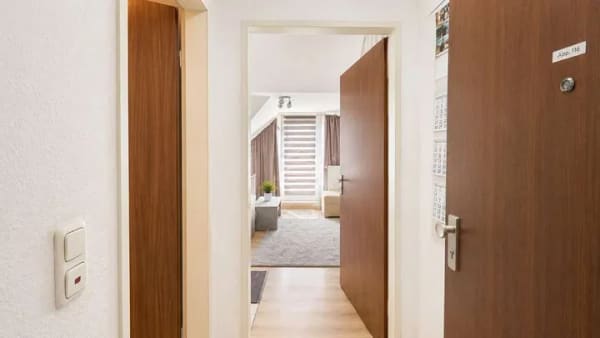 Immobilie in Seelze - Gemütliches 1,5-Zimmer-Maisonette-Apartment mit Balkon & Tiefgaragenstellplatz - Bild 2