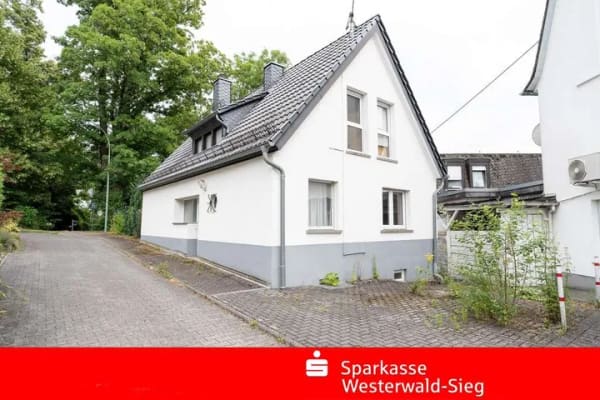 Immobilie in Höhr-Grenzhausen - FREISTEHENDES EFH IN ZENTRALER WOHNLAGE!!! – Mit Küche und PKW-Stellplatz! - Bild 0