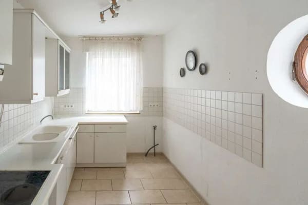 Immobilie in Höhr-Grenzhausen - FREISTEHENDES EFH IN ZENTRALER WOHNLAGE!!! – Mit Küche und PKW-Stellplatz! - Bild 3