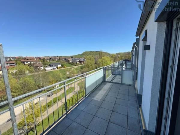Immobilie in Lauchheim - Barrierefreie Dachgeschoss-Wohnung mit Balkon in Traumlage - Bild 2
