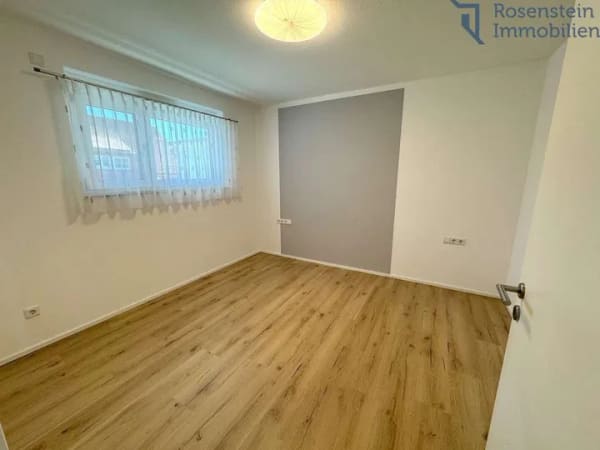 Immobilie in Lauchheim - Barrierefreie Dachgeschoss-Wohnung mit Balkon und PV-Anlage - Bild 2