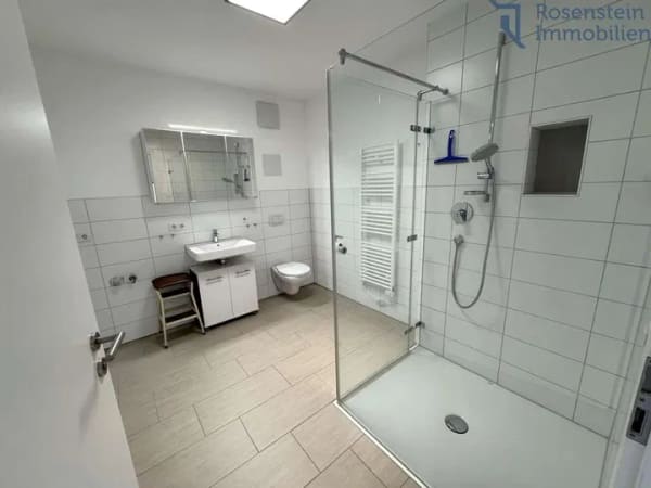 Immobilie in Lauchheim - Barrierefreie Dachgeschoss-Wohnung mit Balkon und PV-Anlage - Bild 3