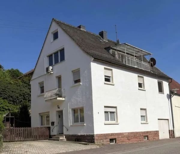Immobilie in Schönau - Wohnen, wo andere Urlaub machen – Mehrfamilienhaus mit 3 Wohneinheiten im Herzen des Pfälzerwaldes - Bild 0