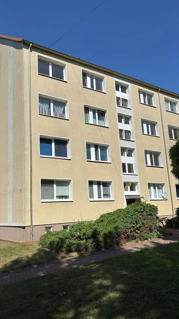 Immobilie in Südliches Anhalt - Erstbezug nach Renovierung! Helle 2 Zimmer Wohnung mit Balkon, neuer Elektrik und sofort bezugsfrei - Bild 1