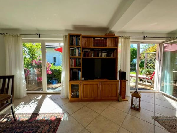Immobilie in Seeon-Seebruck - Wohnen wie im eigenen Haus - kernsaniertes Bauernhaus mit Garten & Seeblick am Chiemsee - Bild 1
