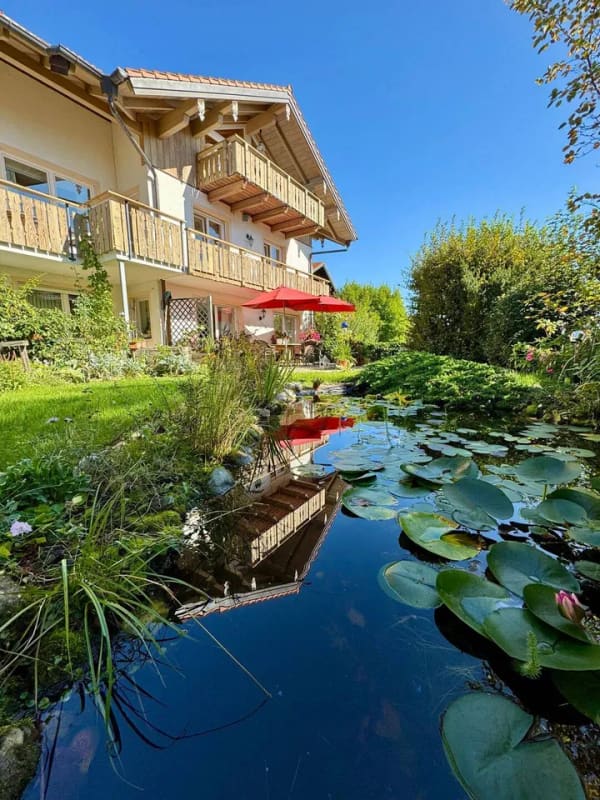 Immobilie in Seeon-Seebruck - Wohnen wie im eigenen Haus - kernsaniertes Bauernhaus mit Garten & Seeblick am Chiemsee - Bild 2