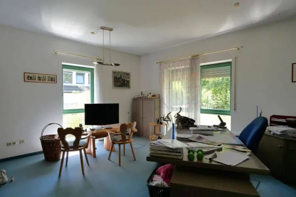 Immobilie in Heßdorf - Großzügige Wohnung mit 12 Zimmern und Privatgarten in ruhiger und naturnaher Wohnlage von Heßdorf (Objektnummer: 0703CJ26H) - Bild 0