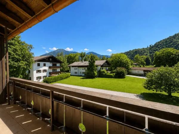 Immobilie in Kreuth - Sonnige 2-Zimmer-Wohnung in Weißach I Wenige Gehminuten zum Tegernsee I Ruhige Lage mit Südbalkon - Bild 0