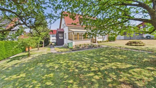 Immobilie in Roding - Großzügiges Zweifamilienhaus mit schönem Garten, Wintergarten und vielseitigen Nutzungsmöglichkeiten - Bild 0