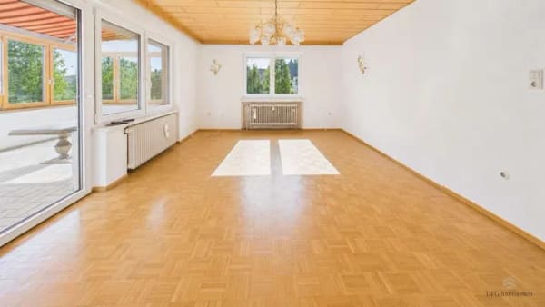 Immobilie in Roding - Großzügiges Zweifamilienhaus mit schönem Garten, Wintergarten und vielseitigen Nutzungsmöglichkeiten - Bild 1