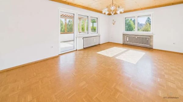Immobilie in Roding - Großzügiges Zweifamilienhaus mit schönem Garten, Wintergarten und vielseitigen Nutzungsmöglichkeiten - Bild 2