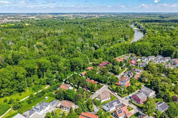 Immobilie in Ismaning - Exklusive Villa mit direktem Isarzugang – außergewöhnliche Architektur trifft auf großes Gestal - Bild 1