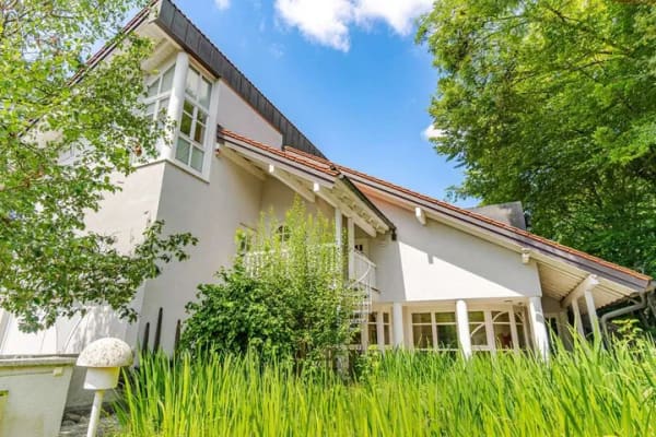 Immobilie in Ismaning - Exklusive Villa mit direktem Isarzugang – außergewöhnliche Architektur trifft auf großes Gestal - Bild 3
