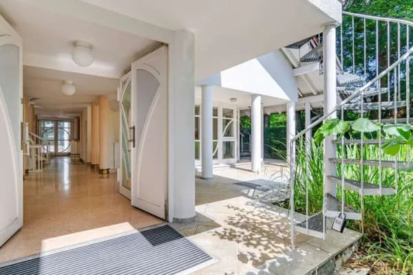Immobilie in Ismaning - Exklusive Villa mit direktem Isarzugang – außergewöhnliche Architektur trifft auf großes Gestal - Bild 4