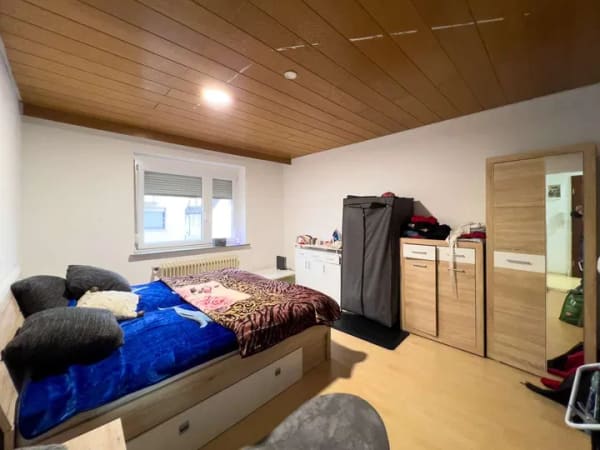 Immobilie in Stuttgart - Mehrfamilienhaus mit drei Wohneinheiten in guter Lage von Stuttgart-Wangen I DG-Wohnung frei - Bild 2