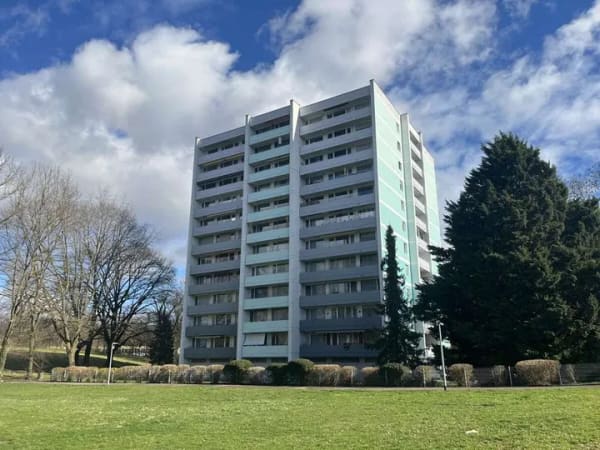 Immobilie in Freiburg im Breisgau - Vermietete 3-Zimmer-Wohnung mit Balkon & TG-Stellplatz auf Erbbaurecht - Bild 0
