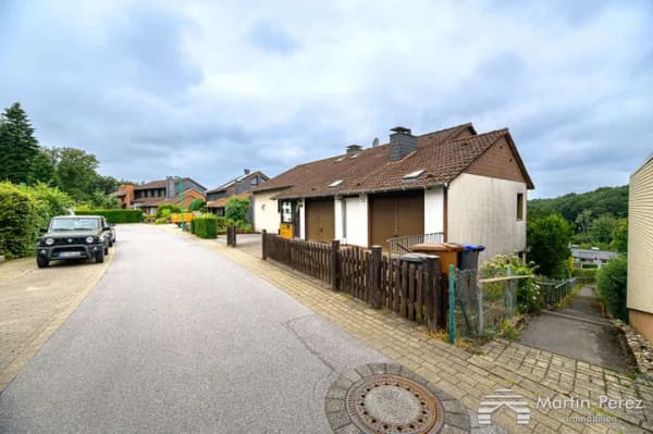 Immobilie in Ennepetal - Dreifamilienhaus mit Einliegerwohnung 
- Garagen - Stellplatz - Garten - - Bild 2