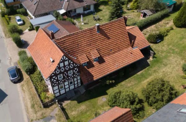 Immobilie in Meeder - Liebhaberobjekt! Denkmalgeschütztes Fachwerkhaus, mit großem Garten und weiterem Baurecht! - Bild 1