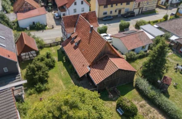 Immobilie in Meeder - Liebhaberobjekt! Denkmalgeschütztes Fachwerkhaus, mit großem Garten und weiterem Baurecht! - Bild 2