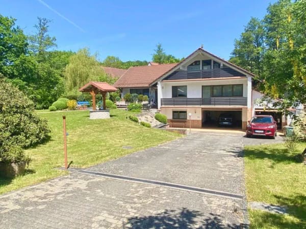 Immobilie in Feldatal - Idylle am Bachlauf: Gepflegtes EFH mit parkähnlichem Garten & Ausbaupotenzial - Bild 1