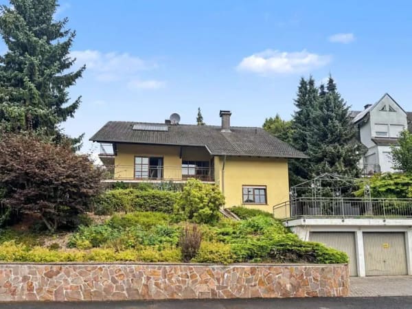 Immobilie in Mömbris - Vermietetes Einfamilienhaus mit Einliegerwohnung in begehrter Hanglage von Mömbris - Bild 0