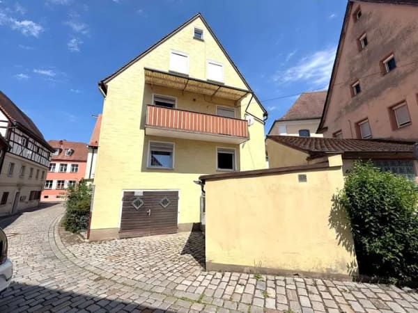 Immobilie in Windsbach - Leerstehendes 3-Familienhaus in zentraler Lage – über 5 % Renditepotenzial - Bild 0