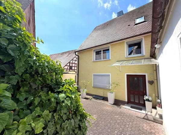 Immobilie in Windsbach - Leerstehendes 3-Familienhaus in zentraler Lage – über 5 % Renditepotenzial - Bild 1