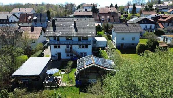 Immobilie in Zwiesel - Ca. 13,13 % Rendite: 3 Wohnungen, PV, Weitblick & ruhige Lage in Zwiesel - provisionsfrei für Käufer - Bild 1