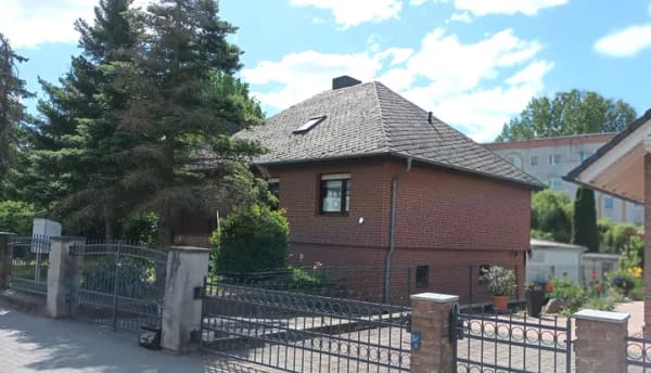 Immobilie in Wolmirstedt - Solides Einfamilienhaus in Wolmirstedt mit universellem Entwicklungs-Potential - Bild 0