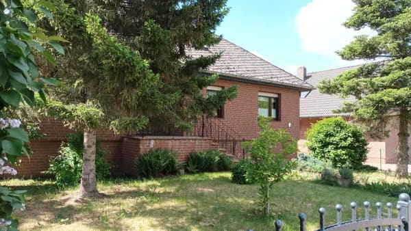Immobilie in Wolmirstedt - Solides Einfamilienhaus in Wolmirstedt mit universellem Entwicklungs-Potential - Bild 1