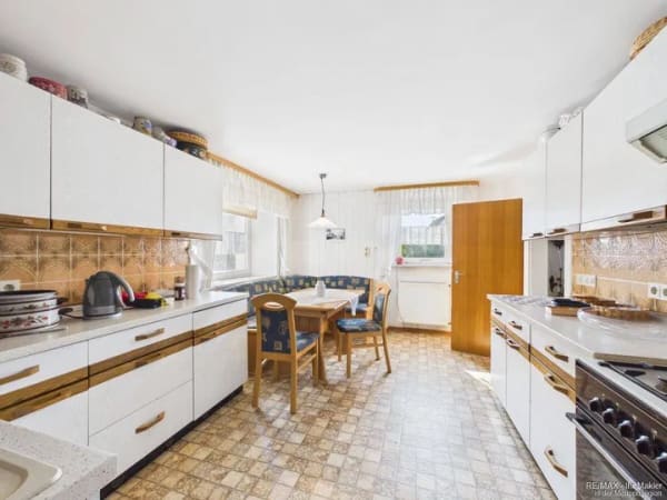 Immobilie in Scheinfeld - Viel Platz für Ihre Ideen - Charmantes Wohnhaus mit 10 Zimmern, Werkstatt, Garage und Garten - Bild 2