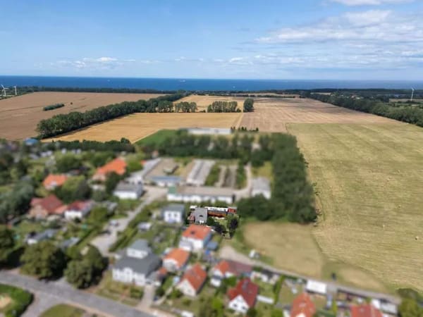 Immobilie in Elmenhorst/Lichtenhagen - Besonderes Wohnerlebnis nahe der Ostsee – Exklusives Anwesen mit Charme, Gartenidylle und zwei FeWos - Bild 1