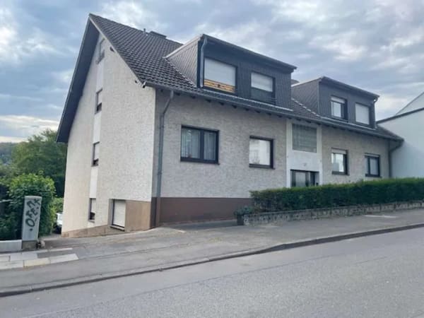 Immobilie in Wachtberg - Wachtberg-Berkum, Mehrfamilienwohnhaus mit 5 Wohnungen, 3 Garagen, voll vermietet in zentraler  Lage - Bild 2