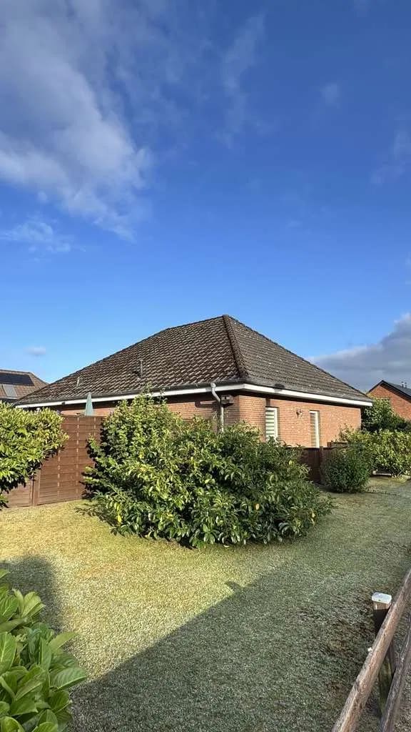 Immobilie in Jübek - Gepflegter Bungalow mit Ausbaureserve – ebenerdig wohnen im wunderschön eingewachsenen Grün! - Bild 0