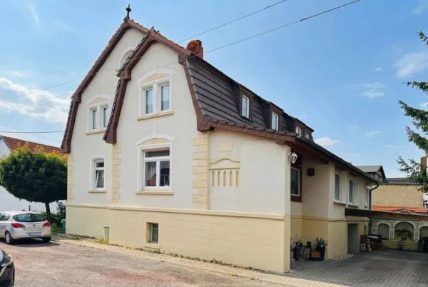 Immobilie in Salzatal - Salzatal OT Bennstedt: Großes Einfamilienhaus mit schöner Schaufassade, Saunabereich - Bild 1