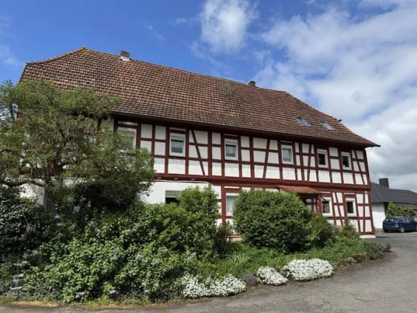 Immobilie in Meeder - Große Eigentumswohnung in einem historischen Bauernhaus mit großem Saal/Mehrzweckgebäude, Carport und Gartenanteil - Bild 0
