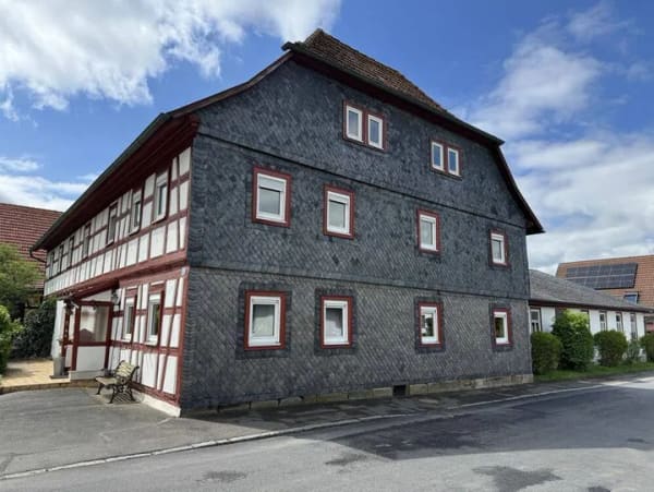 Immobilie in Meeder - Große Eigentumswohnung in einem historischen Bauernhaus mit großem Saal/Mehrzweckgebäude, Carport und Gartenanteil - Bild 1