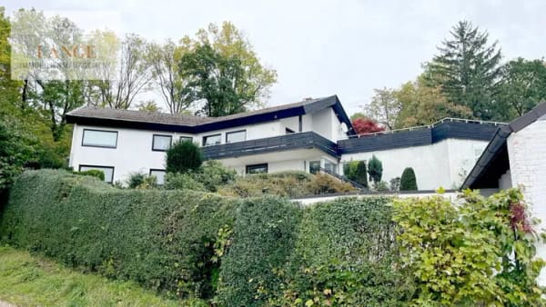 Immobilie in Alfeld (Leine) - Alfeld-Leine: Tolle Villa auf Erbpachtgrundstück mit Schwimmbad in bester Hangwohnlage zu verkaufen. - Bild 1