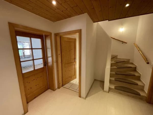 Immobilie in Stephanskirchen - DHH Stephanskirchen: 194 m², 6 Zimmer, Südgarten, Vollkeller, große Doppelgarage – Nähe Simssee - Bild 3