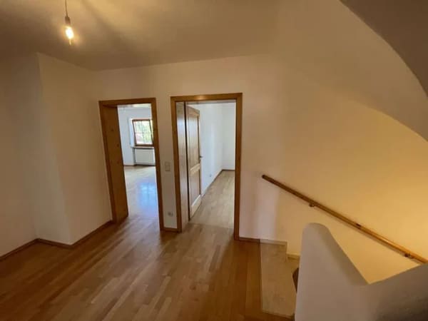 Immobilie in Stephanskirchen - DHH Stephanskirchen: 194 m², 6 Zimmer, Südgarten, Vollkeller, große Doppelgarage – Nähe Simssee - Bild 4