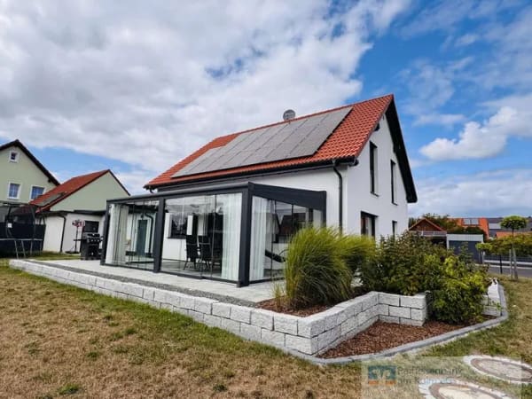 Immobilie in Speichersdorf - Neuwertiges Effizienzhaus mit Wintergarten, PV-Anlage und Doppelgarage direkt in Speichersdorf - Bild 0