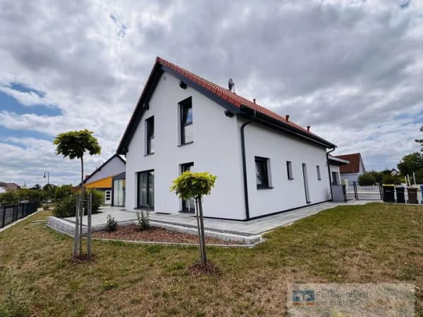 Immobilie in Speichersdorf - Neuwertiges Effizienzhaus mit Wintergarten, PV-Anlage und Doppelgarage direkt in Speichersdorf - Bild 1