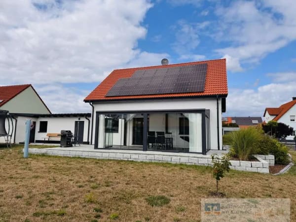Immobilie in Speichersdorf - Neuwertiges Effizienzhaus mit Wintergarten, PV-Anlage und Doppelgarage direkt in Speichersdorf - Bild 2