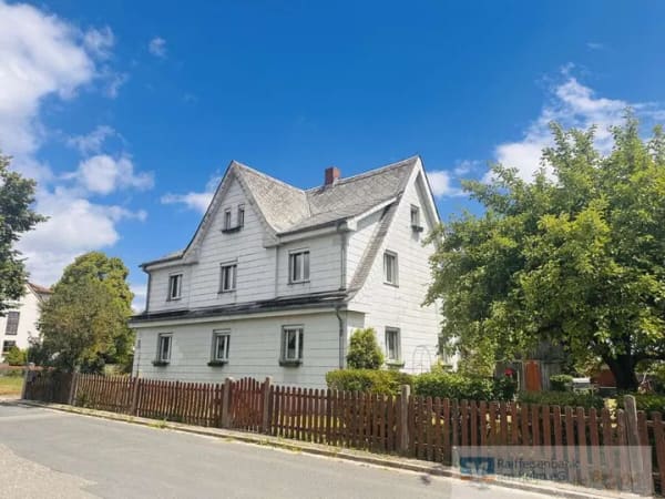 Immobilie in Speichersdorf - Sanierungsobjekt mit Potenzial: Zweifamilienhaus mit Ausbaureserve auf großem Grundstück - Bild 0