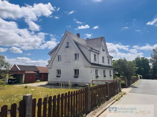 Immobilie in Speichersdorf - Sanierungsobjekt mit Potenzial: Zweifamilienhaus mit Ausbaureserve auf großem Grundstück - Bild 1
