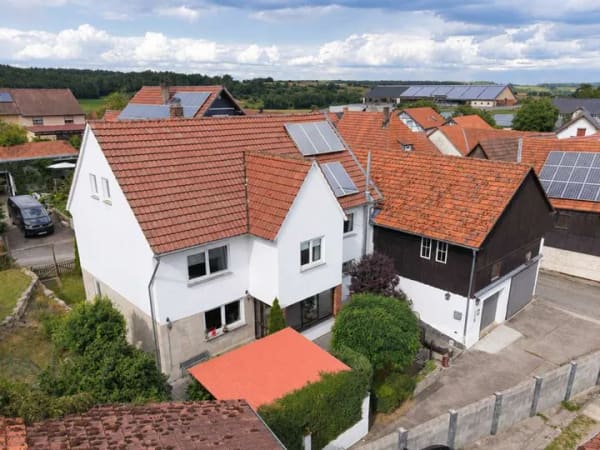 Immobilie in Seßlach - Renoviertes Wohnhaus mit großer Scheune und Garten in ländlicher Lage in kleinem Seßlacher Ortsteil - Bild 0